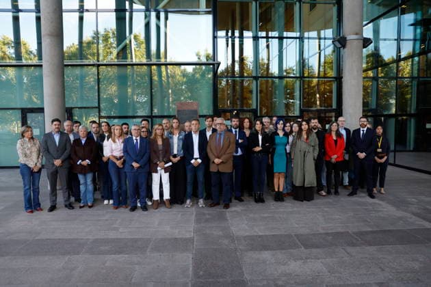 A Minute of Silence for Maricarmen in Front of the Madrid Assembly Members of the PSOE and Más Madrid during the minute of silence for Maricarmen Abascal, in front of the Madrid Assembly, on October 8, 2026, in Madrid, Spain. The PSOE and Más Madrid organized this minute of silence outside the Assembly’s doors after the PP refused to hold the minute of silence inside the chamber. The minute of silence serves to honor the memory of Maricarmen Abascal, the 87-year-old woman who was evicted from her home—where she had lived for 71 years—and who passed away yesterday in the hospital. OCTOBER 8, 2026, Madrid, Spain  Copyright: xEduardoxParrax 7827682