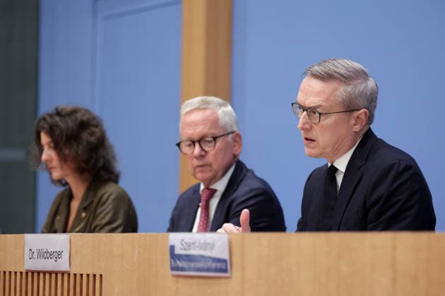 Prof. Dr. Sabine Kuhlmann, stv. Vorsitzende des NKR, Lutz Goebel, Vorsitzender des Nationalen Normenkontrollrats, Dr. Karsten Wildberger, Bundesminister für Digitalisierung und Staatsmodernisierung (BMDS), PK zu - Jahresbericht des Nationalen Normenkontrollrats zum Bürokratieabbau, Berlin, 08.10.2026
