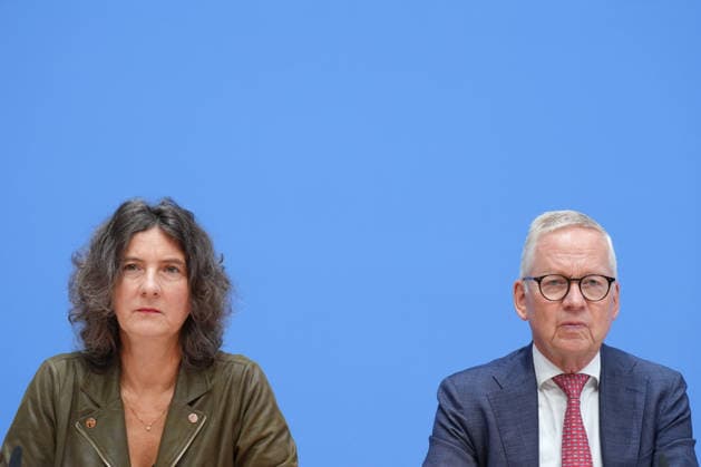 Bundespressekonferenz, Jahresbericht des Nationalen Normenkontrollrat (NKR) zum Buerokratieabbau Die stellvertretende Vorsitzende Prof. Dr. Sabine Kuhlmann gemeinsam mit dem Vorsitzenden des NKR Lutz Goebel bei der Vorstellung des Jahresbericht des Nationalen Normenkontrollrat zum Buerokratieabbau, Berlin, 08.10.2026 Berlin Berlin Deutschland