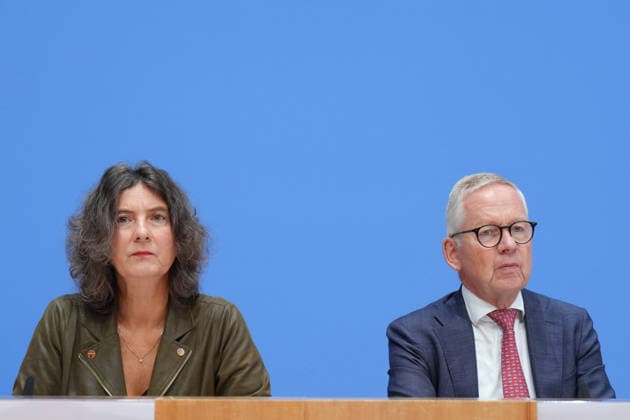Bundespressekonferenz, Jahresbericht des Nationalen Normenkontrollrat (NKR) zum Buerokratieabbau Die stellvertretende Vorsitzende Prof. Dr. Sabine Kuhlmann gemeinsam mit dem Vorsitzenden des NKR Lutz Goebel bei der Vorstellung des Jahresbericht des Nationalen Normenkontrollrat zum Buerokratieabbau, Berlin, 08.10.2026 Berlin Berlin Deutschland