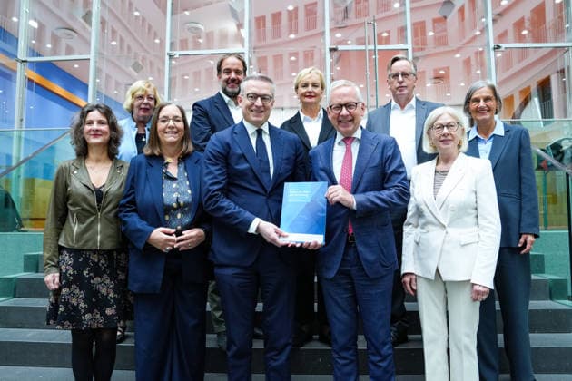 Bundespressekonferenz, Jahresbericht des Nationalen Normenkontrollrat (NKR) zum Buerokratieabbau Gruppenbild der Mitglieder und Vorsitzenden des Normenkontrollrat mit Karsten WIldberger (Bundesminister fuer Digitales und Staatsmodernisierung)bei der Vorstellung des Jahresbericht des Nationalen Normenkontrollrat (NKR) zum Buerokratieabbau in der Bundespressekonferenz, Berlin, 08.10.2026 Berlin Berlin Deutschland