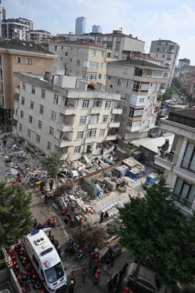 Seven-story residential building partially collapses in Istanbul ISTANBUL, TURKIYE - OCTOBER 08: Search and rescue teams conduct operations at the site of a seven-story building that partially collapsed in the Maltepe district of Istanbul, Turkiye, on October 08, 2026. Emergency personnel and ambulances are deployed to the scene as search and rescue efforts continue. Ahmet Okatali Anadolu Istanbul Turkey. Editorial use only. Please get in touch for any other usage.  Copyright: x2026xAnadoluxAhmetxOkatalix