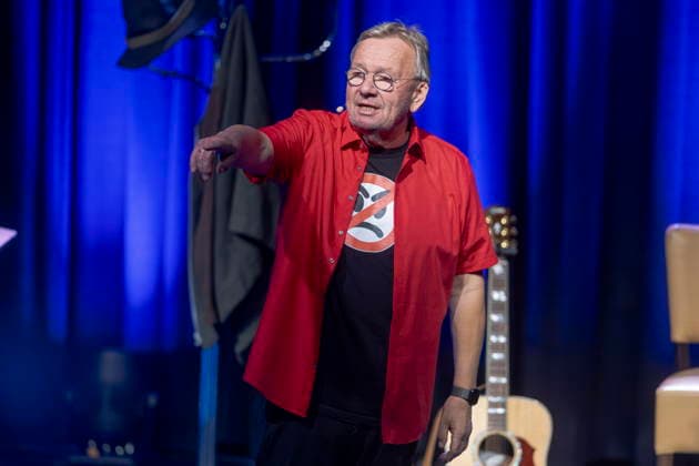 Bernd Stelter (geb. 19. April 1961). Der deutsche Karnevalist, Komiker, Schauspieler, Schriftsteller und Musiker live in der Börse Coswig Sachsen mit seinem Programm Reg dich nicht auf. Gibt nur Falten!