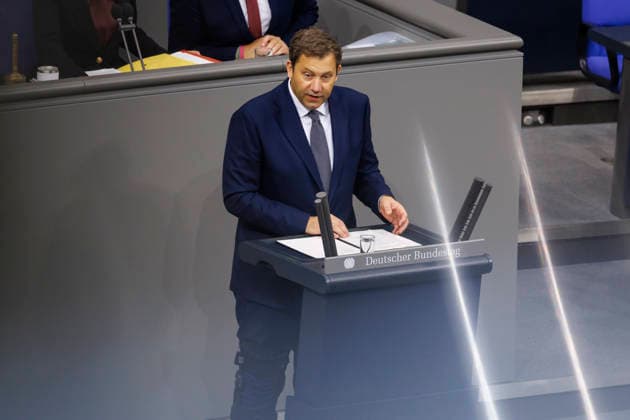 Lars Klingbeil, Bundesminister der Finanzen, spricht zur Einkommensteuergesetzreform vor dem Bundestag. Berlin, 08.10.2026. Fotografiert im Auftrag des Bundesfinanzministeriums Berlin Deutschland Copyright: xThomasxImox