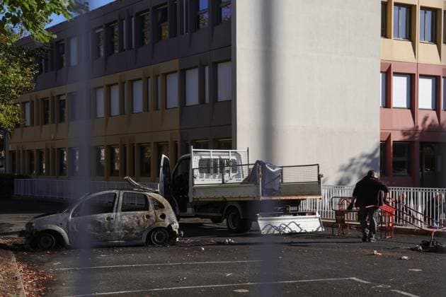 RECORD DATE NOT STATED HIGH SCHOOL STUDENT PROTEST: FIRE AT A HIGH SCHOOL IN POITIERS PHOTOPQR LA NOUVELLE REPUBLIQUE Mathieu Herduin Poitiers 2 Staff members at the Alienor d’Aquitaine High School in Poitiers are clearing up the damage caused by a fire setthe school grounds during the night of October 7–8, 2026 France Fires have broken out at several schools in France as students protest by blocking access to educational institutions nationwide over school funding and learning conditions Poitiers 2 France  Copyright: xPHOTOPQR LAxNOUVELLExREPUBLIQUE xMathieuxHerduinx 20261008NRC9247 20261008NRC9247