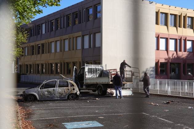 RECORD DATE NOT STATED HIGH SCHOOL STUDENT PROTEST: FIRE AT A HIGH SCHOOL IN POITIERS PHOTOPQR LA NOUVELLE REPUBLIQUE Mathieu Herduin Poitiers 2 Staff members at the Alienor d’Aquitaine High School in Poitiers are clearing up the damage caused by a fire setthe school grounds during the night of October 7–8, 2026 France Fires have broken out at several schools in France as students protest by blocking access to educational institutions nationwide over school funding and learning conditions Poitiers 2 France  Copyright: xPHOTOPQR LAxNOUVELLExREPUBLIQUE xMathieuxHerduinx 20261008NRC9251 20261008NRC9251