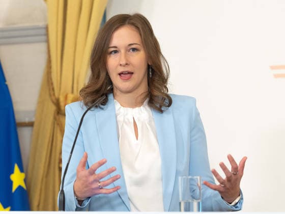 2026-10-08-Präsentation-Elementarbildung Bundesministerin für Europa, Integration und Familie im Bundeskanzleramt Claudia Plakolm (ÖVP) am 8. Oktober 2026 bei der Präsentation des Monitoringberichts Elementarbildung 2025 26 der Statistik Austria im Bundeskanzleramt in Wien, Wien, Österreich.