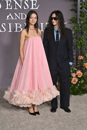 Esme Creed-Miles und Daisy Maybe bei der Premiere des Kinofilms Sense and Sensibility Sinn und Sinnlichkeit im United Theater. Los Angeles, 07.10.2026