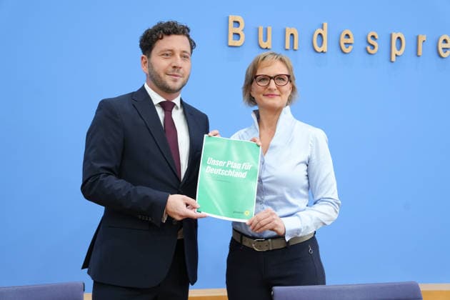 Bundespressekonferenz, Vorstellung des Gruenen Leitantrages - Unser Plan für Deutschland Felix Banaszak (Gruene) gemeinsam mit Franziska Brantner (Gruene) zeigen die beiden Vorsitzenden die Papierform des Leitantrages bei der Vorstellung des Gruenen Leitantrages - Unser Plan für Deutschland in der Bundespressekonferenz, Berlin, 08.10.2026 Berlin Berlin Deutschland