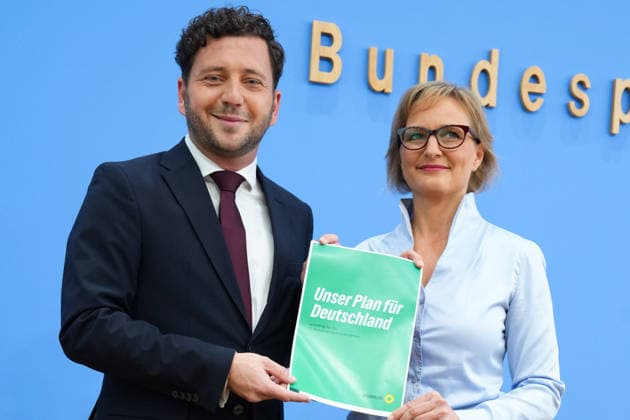 Bundespressekonferenz, Vorstellung des Gruenen Leitantrages - Unser Plan für Deutschland Felix Banaszak (Gruene) gemeinsam mit Franziska Brantner (Gruene) zeigen die beiden Vorsitzenden die Papierform des Leitantrages bei der Vorstellung des Gruenen Leitantrages - Unser Plan für Deutschland in der Bundespressekonferenz, Berlin, 08.10.2026 Berlin Berlin Deutschland