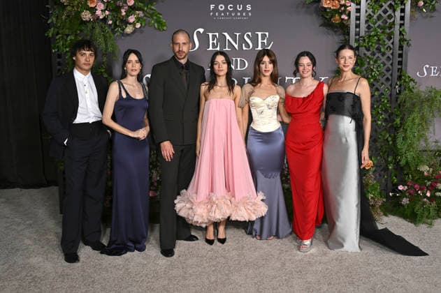 Frank Dillane, Stacy Martin, Herbert Nordrum, Esme Creed-Miles, Daisy Edgar-Jones, Bethany Slater und Caitriona Balfe bei der Premiere des Kinofilms Sense and Sensibility Sinn und Sinnlichkeit im United Theater. Los Angeles, 07.10.2026