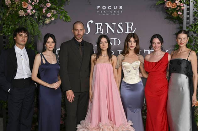 Frank Dillane, Stacy Martin, Herbert Nordrum, Esme Creed-Miles, Daisy Edgar-Jones, Bethany Slater und Caitriona Balfe bei der Premiere des Kinofilms Sense and Sensibility Sinn und Sinnlichkeit im United Theater. Los Angeles, 07.10.2026