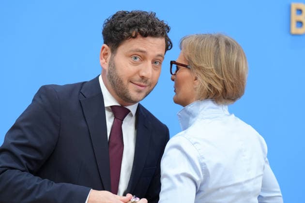 Bundespressekonferenz, Vorstellung des Gruenen Leitantrages - Unser Plan für Deutschland Felix Banaszak (Gruene) gemeinsam mit Franziska Brantner (Gruene) tauschen sich die beiden Vorsitzenden noch einmal intensiv aus vor der Vorstellung des Gruenen Leitantrages - Unser Plan für Deutschland in der Bundespressekonferenz, Berlin, 08.10.2026 Berlin Berlin Deutschland