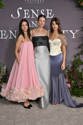 Esme Creed-Miles, Caitriona Balfe und Daisy Edgar-Jones bei der Premiere des Kinofilms Sense and Sensibility Sinn und Sinnlichkeit im United Theater. Los Angeles, 07.10.2026