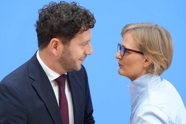 Bundespressekonferenz, Vorstellung des Gruenen Leitantrages - Unser Plan für Deutschland Felix Banaszak (Gruene) gemeinsam mit Franziska Brantner (Gruene) tauschen sich die beiden Vorsitzenden noch einmal intensiv aus vor der Vorstellung des Gruenen Leitantrages - Unser Plan für Deutschland in der Bundespressekonferenz, Berlin, 08.10.2026 Berlin Berlin Deutschland