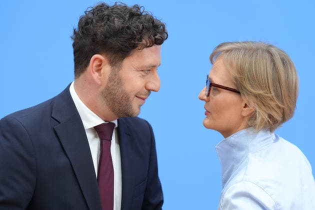 Bundespressekonferenz, Vorstellung des Gruenen Leitantrages - Unser Plan für Deutschland Felix Banaszak (Gruene) gemeinsam mit Franziska Brantner (Gruene) tauschen sich die beiden Vorsitzenden noch einmal intensiv aus vor der Vorstellung des Gruenen Leitantrages - Unser Plan für Deutschland in der Bundespressekonferenz, Berlin, 08.10.2026 Berlin Berlin Deutschland