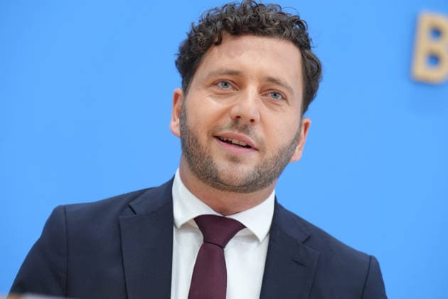 Bundespressekonferenz, Vorstellung des Gruenen Leitantrages - Unser Plan für Deutschland Felix Banaszak (Gruene) bei der Vorstellung des Gruenen Leitantrages - Unser Plan für Deutschland in der Bundespressekonferenz, Berlin, 08.10.2026 Berlin Berlin Deutschland