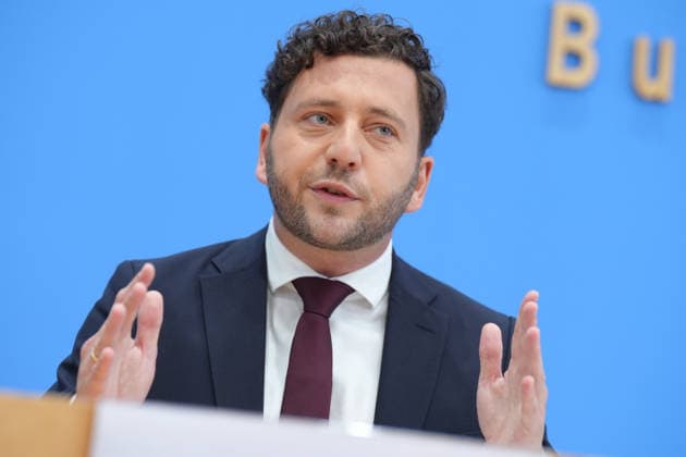 Bundespressekonferenz, Vorstellung des Gruenen Leitantrages - Unser Plan für Deutschland Felix Banaszak (Gruene) bei der Vorstellung des Gruenen Leitantrages - Unser Plan für Deutschland in der Bundespressekonferenz, Berlin, 08.10.2026 Berlin Berlin Deutschland