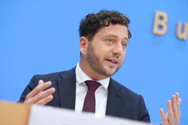 Bundespressekonferenz, Vorstellung des Gruenen Leitantrages - Unser Plan für Deutschland Felix Banaszak (Gruene) bei der Vorstellung des Gruenen Leitantrages - Unser Plan für Deutschland in der Bundespressekonferenz, Berlin, 08.10.2026 Berlin Berlin Deutschland