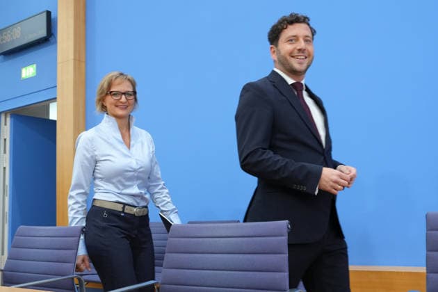 Bundespressekonferenz, Vorstellung des Gruenen Leitantrages - Unser Plan für Deutschland Felix Banaszak (Gruene) gemeinsam mit Franziska Brantner (Gruene) auf dem Weg zu ihrem Platz in der Bundespressekonferenz bei der Vorstellung des Gruenen Leitantrages - Unser Plan für Deutschland, Berlin, 08.10.2026 Berlin Berlin Deutschland