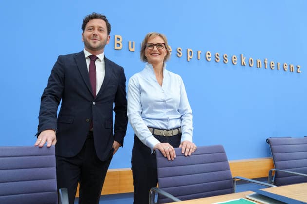 Bundespressekonferenz, Vorstellung des Gruenen Leitantrages - Unser Plan für Deutschland Felix Banaszak (Gruene) gemeinsam mit Franziska Brantner (Gruene) in der Bundespressekonferenz bei der Vorstellung des Gruenen Leitantrages - Unser Plan für Deutschland, Berlin, 08.10.2026 Berlin Berlin Deutschland