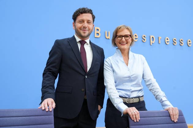 Bundespressekonferenz, Vorstellung des Gruenen Leitantrages - Unser Plan für Deutschland Felix Banaszak (Gruene) gemeinsam mit Franziska Brantner (Gruene) in der Bundespressekonferenz bei der Vorstellung des Gruenen Leitantrages - Unser Plan für Deutschland, Berlin, 08.10.2026 Berlin Berlin Deutschland