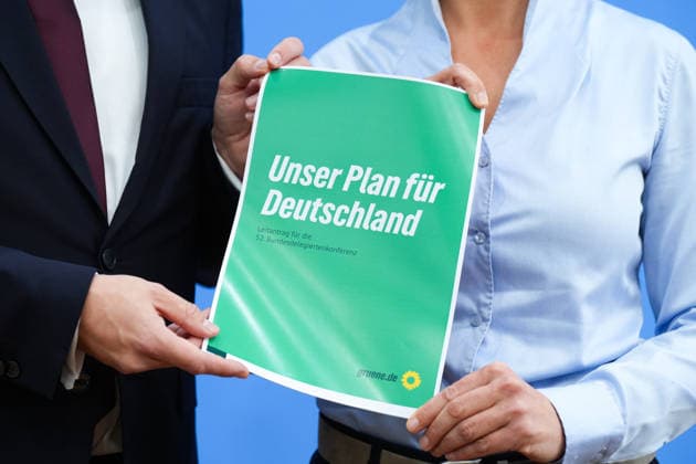 Bundespressekonferenz, Vorstellung des Gruenen Leitantrages - Unser Plan für Deutschland Der Leitantrag der Gruenen in Papierform, gehalten durch die beiden Parteivorsitzenden bei der Vorstellung des Gruenen Leitantrages - Unser Plan für Deutschland in der Bundespressekonferenz, Berlin, 08.10.2026 Berlin Berlin Deutschland