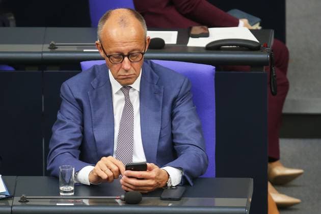 Berlin, Deutschland, 08.10.2026: Deutscher Bundestag: 99. Bundestagssitzung: Bundeskanzler Friedrich Merz (CDU) tippt auf seinem Smartphone. Copyright: xdtsxNachrichtenagenturx dts_137555