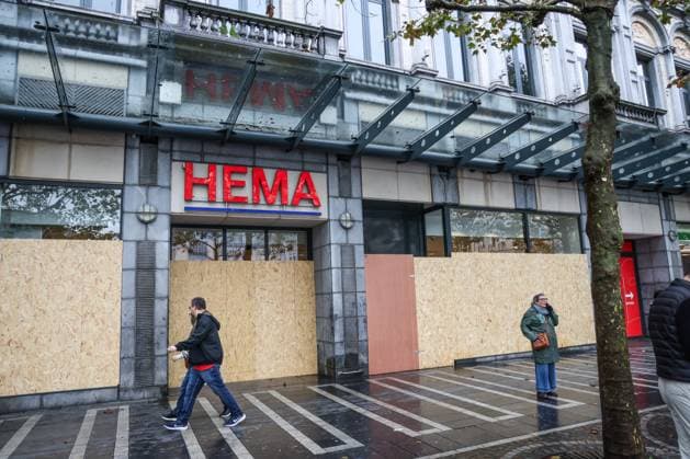 A store protects its display window in Liege city center during a protest against education reforms and budget cuts, on Thursday 8 October 2026. For several days protests turned violent, mainly due to rioters who vandalize the city centre and face police. The city of Liege announced a ban of gathering of more than three minors on public space, unless with a responsible adult, to prevent the gathering of rioters who have nothing to do with the original movement.  BRUNOxFAHY 189130060