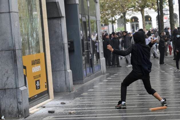 Liege Students Protest Against Austerity Measures 07 10 2026 LIEGE, BELGIUM - Rioters destroy the FNAC after student protest of the austerity measure package decided by the government of the FWB pictured on October 07, 2026 in Liege, Belgium, 07 10 2026 Liege Belgium Copyright: xPhilipxReynaersx