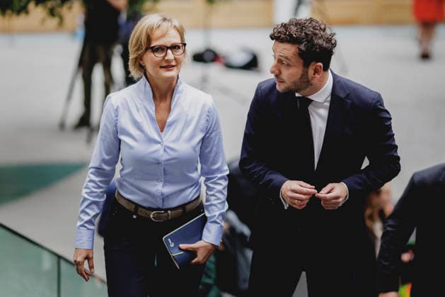 (L-R) Franziska Brantner, Co-Vorsitzende von Buendnis 90 Die Gruenen, und Felix Banaszak, Co-Vorsitzender von Buendnis 90 Die Gruenen, aufgenommen im Rahmen der Pressekonferenz zur Vorstellung des Leitantrages Unser Plan fuer Deutschland Berlin, 08.10.2026. Berlin Deutschland Copyright: xFlorianxGaertnerx