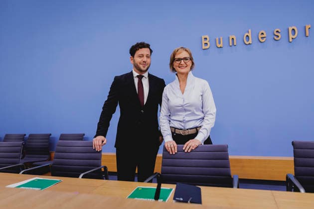 (R-L) Franziska Brantner, Co-Vorsitzende von Buendnis 90 Die Gruenen, und Felix Banaszak, Co-Vorsitzender von Buendnis 90 Die Gruenen, aufgenommen im Rahmen der Pressekonferenz zur Vorstellung des Leitantrages Unser Plan fuer Deutschland Berlin, 08.10.2026. Berlin Deutschland Copyright: xFlorianxGaertnerx