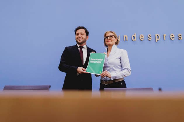 (R-L) Franziska Brantner, Co-Vorsitzende von Buendnis 90 Die Gruenen, und Felix Banaszak, Co-Vorsitzender von Buendnis 90 Die Gruenen, aufgenommen im Rahmen der Pressekonferenz zur Vorstellung des Leitantrages Unser Plan fuer Deutschland Berlin, 08.10.2026. Berlin Deutschland Copyright: xFlorianxGaertnerx