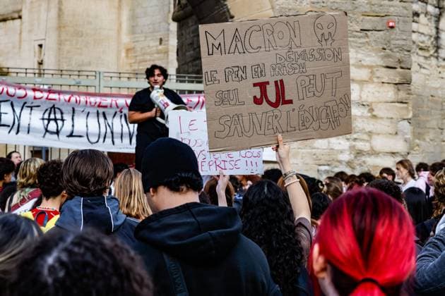 PROTEST BY HIGH SCHOOL AND COLLEGE STUDENTS IN FRONT OF THE UNIVERSITY OF AVIGNON: ACT 4 PHOTO: PQR, LE DAUPHINÉ, Christophe AGOSTINIS, Avignon, October 8, 2026 Avignon, October 8, 2026 High school students’ anger: Act 4 High school and college students gathered in front of the University of Avignon and blocked the entrance. Photo by Christophe Agostinis, Le Dauphiné Libéré. France. Fires have broken out at several schools in France as students protest by blocking access to educational institutions nationwide over school funding and learning conditions. Avignon, Vaucluse, Provence-Alpes-Côte d’Azur, France  Copyright: xPHOTOPQR LExDAUPHINE MAXPPPxChristophexAGOSTINISx 20261008JDL9387 20261008JDL9391