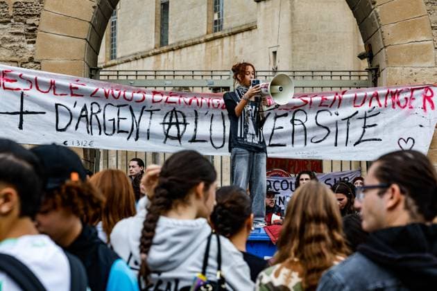 PROTEST BY HIGH SCHOOL AND COLLEGE STUDENTS IN FRONT OF THE UNIVERSITY OF AVIGNON: ACT 4 PHOTO: PQR, LE DAUPHINÉ, Christophe AGOSTINIS, Avignon, October 8, 2026 Avignon, October 8, 2026 High school students’ anger: Act 4 High school and college students gathered in front of the University of Avignon and blocked the entrance. Photo by Christophe Agostinis, Le Dauphiné Libéré. France. Fires have broken out at several schools in France as students protest by blocking access to educational institutions nationwide over school funding and learning conditions. Avignon, Vaucluse, Provence-Alpes-Côte d’Azur, France  Copyright: xPHOTOPQR LExDAUPHINE MAXPPPxChristophexAGOSTINISx 20261008JDL9387 20261008JDL9392