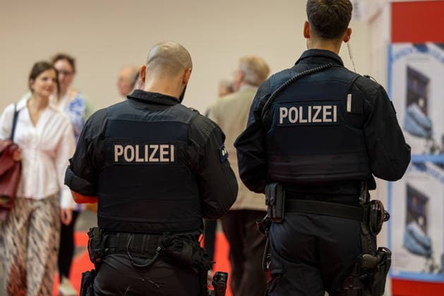 Frankfurter Buchmesse 2026 08.10.2026: Polizeipräsenz am zweiten Messetag der Frankfurter Buchmesse 2026 (Donnerstag). Zahlreiche Besucherinnen und Besucher, Aussteller und Fachpublikum bewegen sich durch die Messehallen und Gänge des Frankfurter Messegeländes. Polizeikräfte sind im Rahmen der Veranstaltung präsent und sorgen für die Sicherheit auf dem Messegelände. Frankfurt am Main Messe Hessen Deutschland
