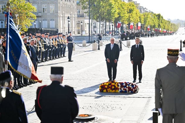 President Emmanuel Macron and Frank-Walter Steinmeier, President of Germany, at a ceremony at the Arc de Triomphe in Paris on October 8, 2026, in honor of the state visit of the President of Germany and his wife to France. Christian Liewig Bestimage President Emmanuel Macron and his wife Brigitte Macron welcome Frank-Walter Steinmeier, President of Germany, and his wife, Elke Büdenbender, for a ceremony at the Arc de Triomphe in Paris on October 8, 2026, Paris, France  Copyright: xChristianxLiewigx xBestimagexChristianxLiewigx xBestimagex