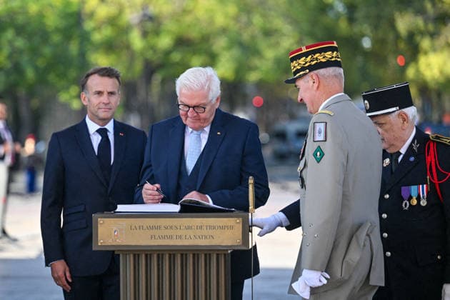 President Emmanuel Macron and Frank-Walter Steinmeier, President of Germany, at a ceremony at the Arc de Triomphe in Paris on October 8, 2026, in honor of the state visit of the President of Germany and his wife to France. Christian Liewig Bestimage President Emmanuel Macron and his wife Brigitte Macron welcome Frank-Walter Steinmeier, President of Germany, and his wife, Elke Büdenbender, for a ceremony at the Arc de Triomphe in Paris on October 8, 2026, Paris, France  Copyright: xChristianxLiewigx xBestimagexChristianxLiewigx xBestimagex