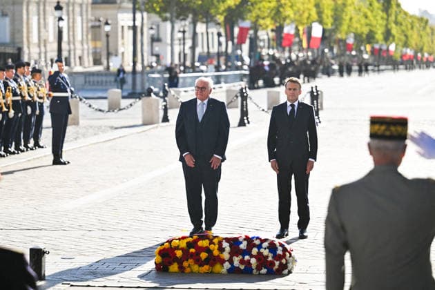 President Emmanuel Macron and Frank-Walter Steinmeier, President of Germany, at a ceremony at the Arc de Triomphe in Paris on October 8, 2026, in honor of the state visit of the President of Germany and his wife to France. Christian Liewig Bestimage President Emmanuel Macron and his wife Brigitte Macron welcome Frank-Walter Steinmeier, President of Germany, and his wife, Elke Büdenbender, for a ceremony at the Arc de Triomphe in Paris on October 8, 2026, Paris, France  Copyright: xChristianxLiewigx xBestimagexChristianxLiewigx xBestimagex