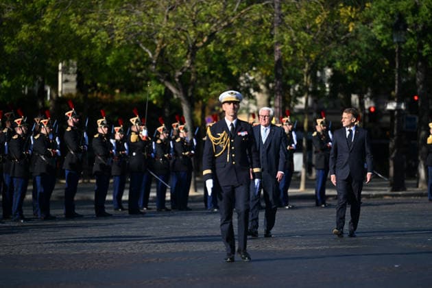 Frank Walter Steinmeier, President of Germany, and President Emmanuel Macron during a ceremony at the Arc de Triomphe in Paris on October 8, 2026, in honor of the state visit of the President of Germany and his wife to France. Christian Liewig Bestimage President Emmanuel Macron and his wife Brigitte Macron welcome Frank Walter Steinmeier, President of Germany, and his wife, Elke Büdenbender, for a ceremony at the Arc de Triomphe in Paris on October 8, 2026, Paris, France  Copyright: xChristianxLiewigx xBestimagexChristianxLiewigx xBestimagex