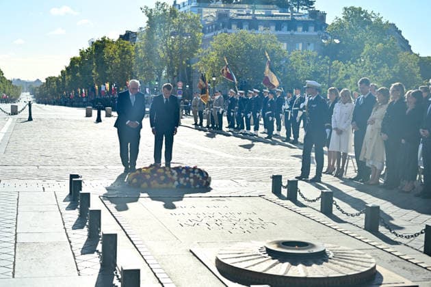 Frank Walter Steinmeier, President of Germany, and President Emmanuel Macron during a ceremony at the Arc de Triomphe in Paris on October 8, 2026, in honor of the state visit of the President of Germany and his wife to France. Christian Liewig Bestimage President Emmanuel Macron and his wife Brigitte Macron welcome Frank Walter Steinmeier, President of Germany, and his wife, Elke Büdenbender, for a ceremony at the Arc de Triomphe in Paris on October 8, 2026, Paris, France  Copyright: xChristianxLiewigx xBestimagexChristianxLiewigx xBestimagex