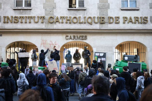 Catholic Institute of Paris Blockade - Paris Students blocking campus of Catholic Institute of Paris ( Institut Catholique de Paris ) in Paris, on October 8, 2026 as they continue their protest to demand the hiring of substitute teachers, increased resources, and decent learning conditions. Photo by Raphael Lafargue ABACAPRESS.COM Paris Ile-de-France France Copyright: xLafarguexRaphael ABACAx