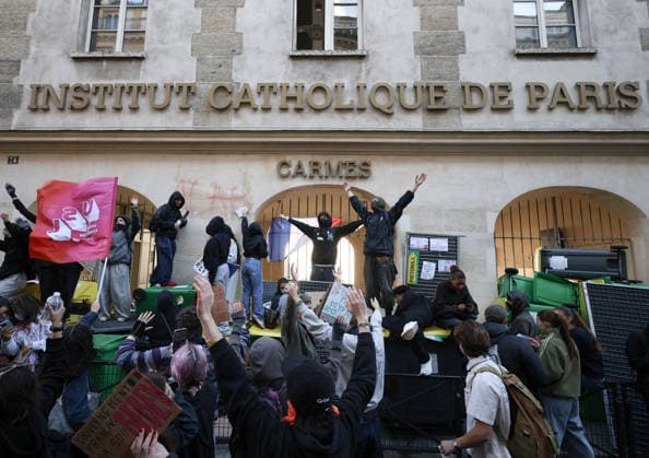 Catholic Institute of Paris Blockade - Paris Students blocking campus of Catholic Institute of Paris ( Institut Catholique de Paris ) in Paris, on October 8, 2026 as they continue their protest to demand the hiring of substitute teachers, increased resources, and decent learning conditions. Photo by Raphael Lafargue ABACAPRESS.COM Paris Ile-de-France France  Copyright: xLafarguexRaphael ABACAx