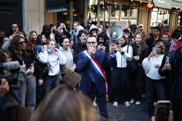 Catholic Institute of Paris Blockade - Paris La France Insoumise - Nouveau Front Populaire s MP Antoine Leaument pictured as students blocking campus of Catholic Institute of Paris ( Institut Catholique de Paris ) in Paris, on October 8, 2026 as they continue their protest to demand the hiring of substitute teachers, increased resources, and decent learning conditions. Photo by Raphael Lafargue ABACAPRESS.COM Paris Ile-de-France France  Copyright: xLafarguexRaphael ABACAx