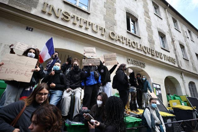 Catholic Institute of Paris Blockade - Paris Students blocking campus of Catholic Institute of Paris ( Institut Catholique de Paris ) in Paris, on October 8, 2026 as they continue their protest to demand the hiring of substitute teachers, increased resources, and decent learning conditions. Photo by Raphael Lafargue ABACAPRESS.COM Paris Ile-de-France France  Copyright: xLafarguexRaphael ABACAx
