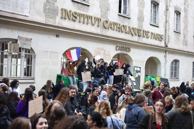 Catholic Institute of Paris Blockade - Paris Students blocking campus of Catholic Institute of Paris ( Institut Catholique de Paris ) in Paris, on October 8, 2026 as they continue their protest to demand the hiring of substitute teachers, increased resources, and decent learning conditions. Photo by Raphael Lafargue ABACAPRESS.COM Paris Ile-de-France France  Copyright: xLafarguexRaphael ABACAx
