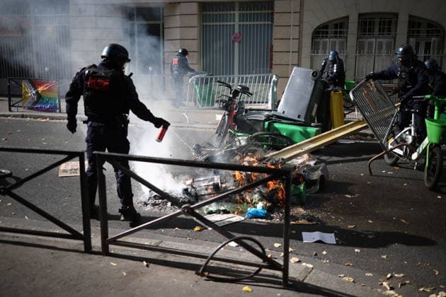 Paris-Panthéon-Assas Students Protest - Paris Policemen pictured as students protest outside Paris-Panthéon-Assas university in Paris, on October 8, 2026 on support of high school students as they continue their protest to demand the hiring of substitute teachers, increased resources, and decent learning conditions. Photo by Raphael Lafargue ABACAPRESS.COM Paris Ile-de-France France  Copyright: xLafarguexRaphael ABACAx