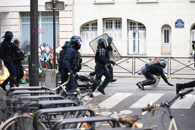 Paris-Panthéon-Assas Students Protest - Paris Policemen pictured as students protest outside Paris-Panthéon-Assas university in Paris, on October 8, 2026 on support of high school students as they continue their protest to demand the hiring of substitute teachers, increased resources, and decent learning conditions. Photo by Raphael Lafargue ABACAPRESS.COM Paris Ile-de-France France  Copyright: xLafarguexRaphael ABACAx