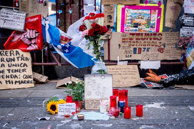 Protesters at Sol Square Stand by Their Demands for Affordable Housing Flowers and candles in tribute to Maricarmen Abascal during the housing protest at Puerta del Sol on October 8, 2026, in Madrid, Spain. The encampment at Sol has spilled over into the square, and the protesters are maintaining their demands against evictions and exorbitant rents. The Official State Gazette (BOE) published yesterday, October 7, the new version of the housing and rent decrees that the Council of Ministers approved the previous day OCTOBER 8, 2026 A Pé Madrid, Madrid, Spain  Copyright: xA.xPÃ rezxMecax 7828176
