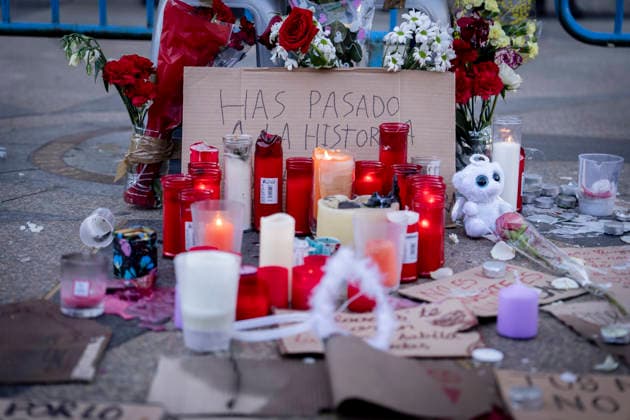 Protesters at Sol Square Stand by Their Demands for Affordable Housing Flowers and candles in tribute to Maricarmen Abascal during the housing protest at Puerta del Sol on October 8, 2026, in Madrid, Spain. The encampment at Sol has spilled over into the square, and the protesters are maintaining their demands against evictions and exorbitant rents. The Official State Gazette (BOE) published yesterday, October 7, the new version of the housing and rent decrees that the Council of Ministers approved the previous day OCTOBER 8, 2026 A Pé Madrid, Madrid, Spain  Copyright: xA.xPÃ rezxMecax 7828179